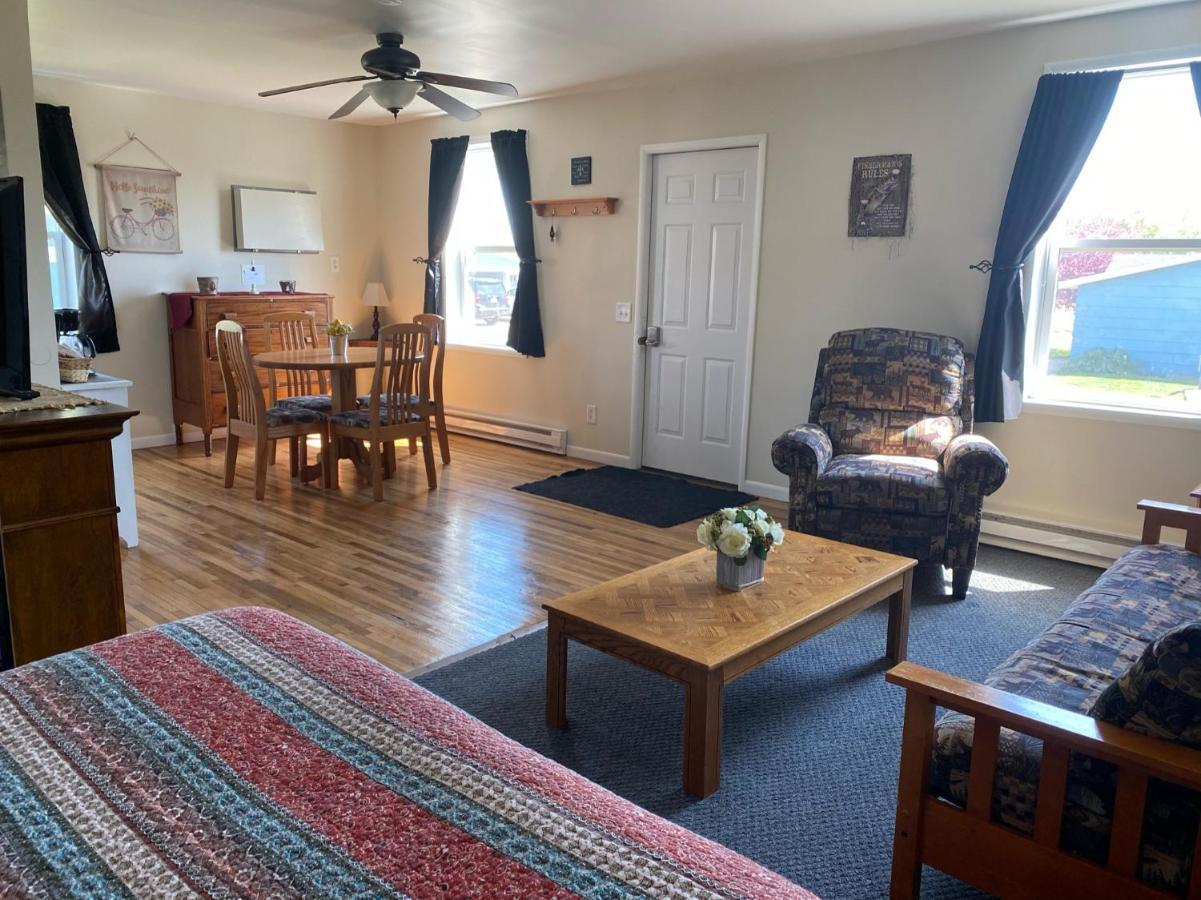 Pelican Motel Pelican Rapids Экстерьер фото