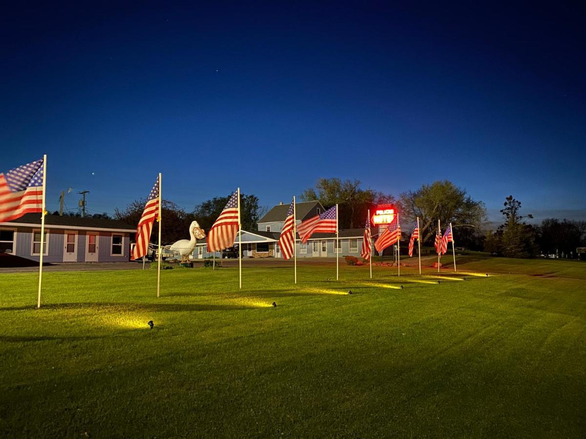 Pelican Motel Pelican Rapids Экстерьер фото