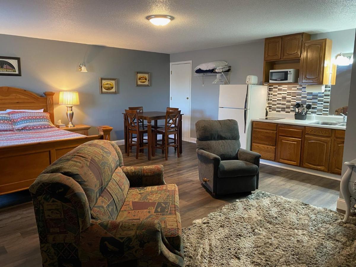 Pelican Motel Pelican Rapids Экстерьер фото