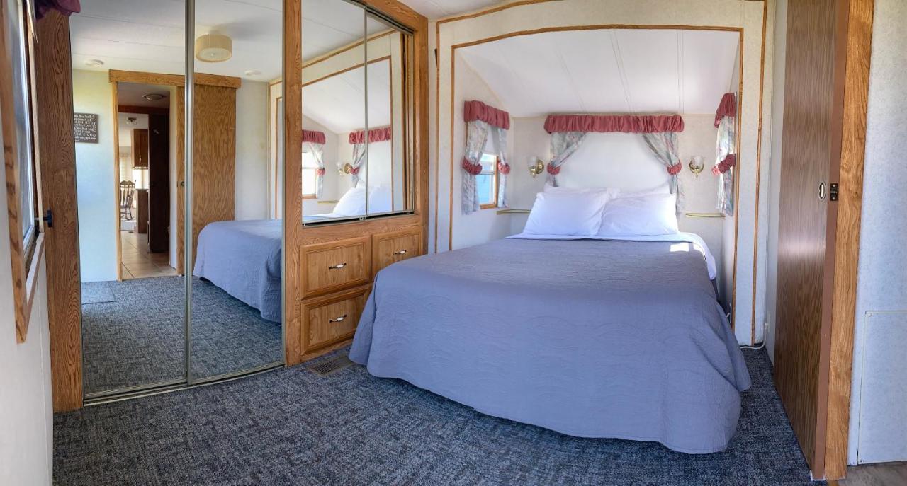 Pelican Motel Pelican Rapids Экстерьер фото
