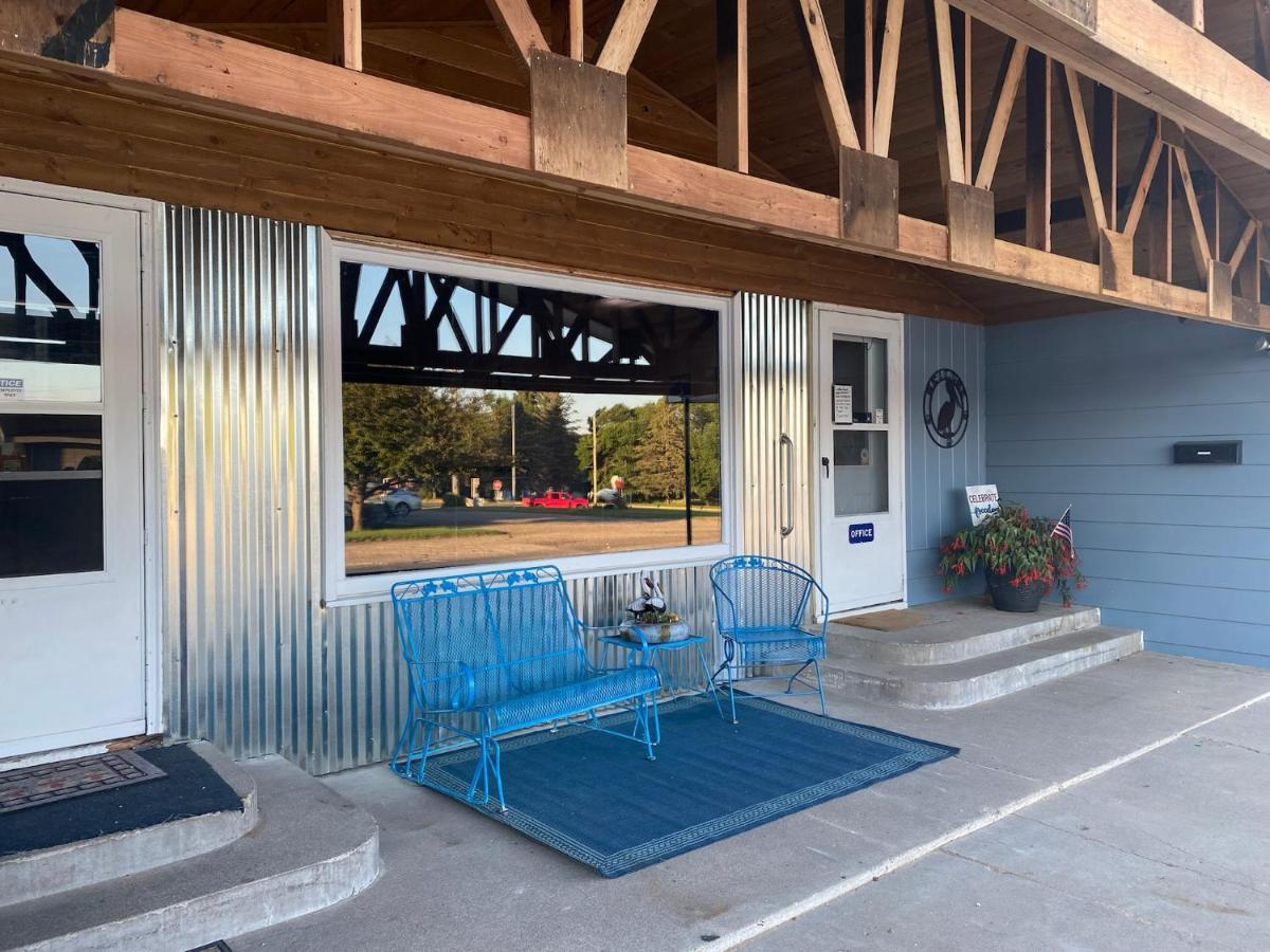 Pelican Motel Pelican Rapids Экстерьер фото