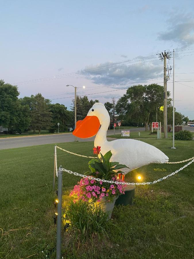 Pelican Motel Pelican Rapids Экстерьер фото