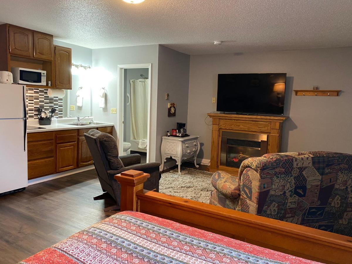 Pelican Motel Pelican Rapids Экстерьер фото