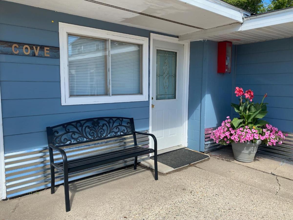 Pelican Motel Pelican Rapids Экстерьер фото
