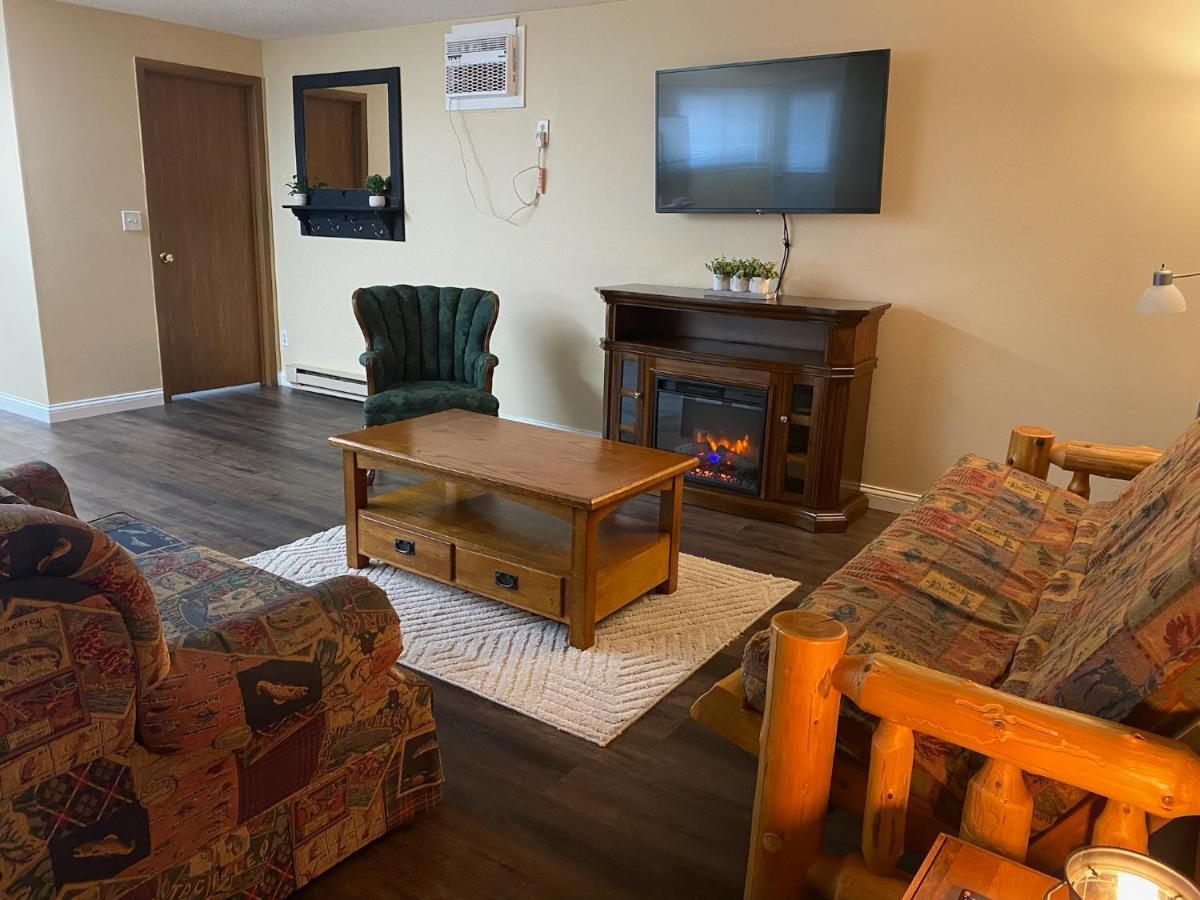 Pelican Motel Pelican Rapids Экстерьер фото