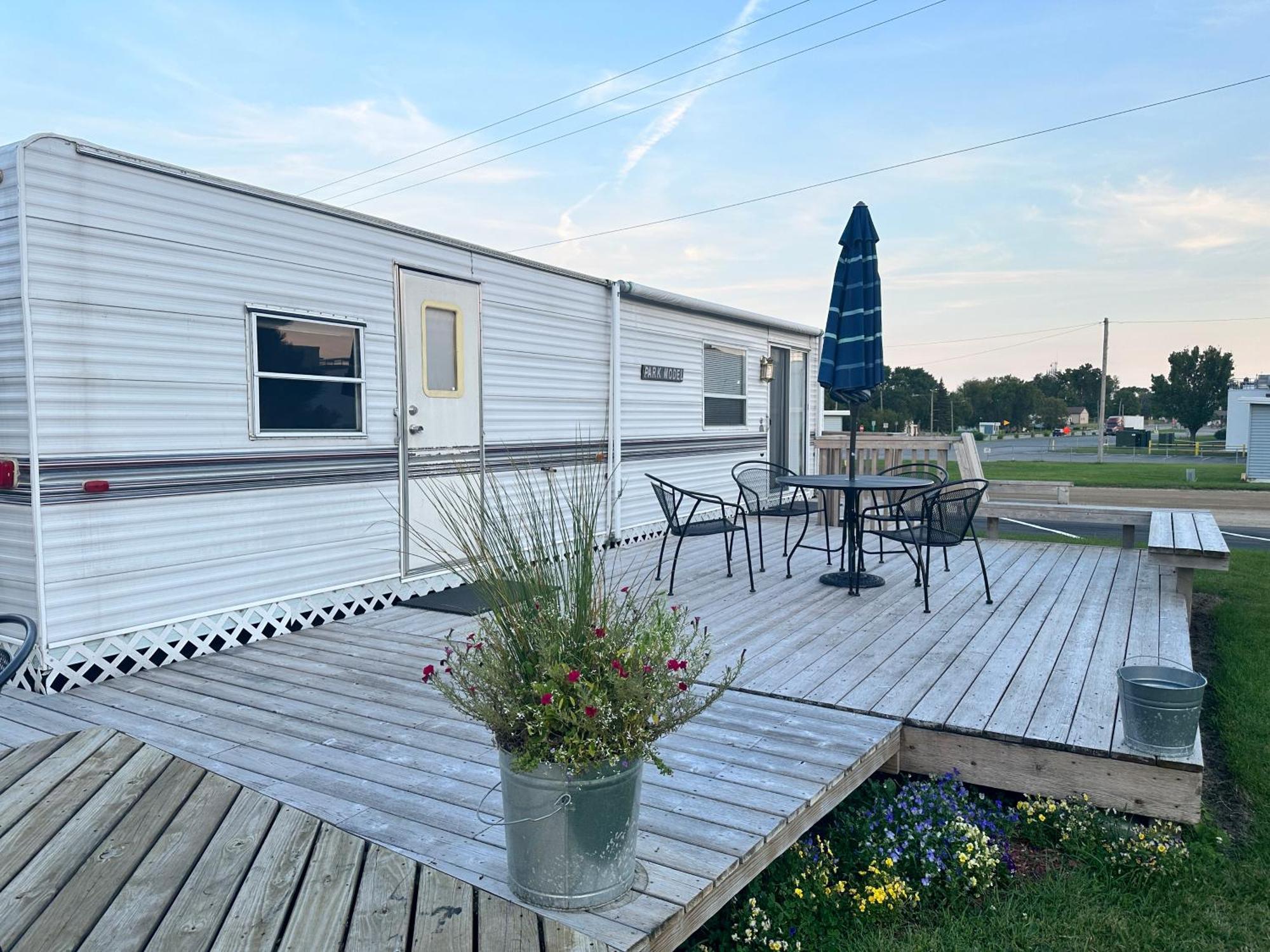 Pelican Motel Pelican Rapids Экстерьер фото